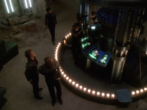 Sisko and Ezri look at the communications array